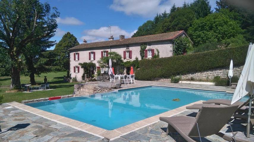 Maison d’hôte pour 2 personnes, avec jardin et piscine ainsi que vue sur le lac et vue dans la Creuse