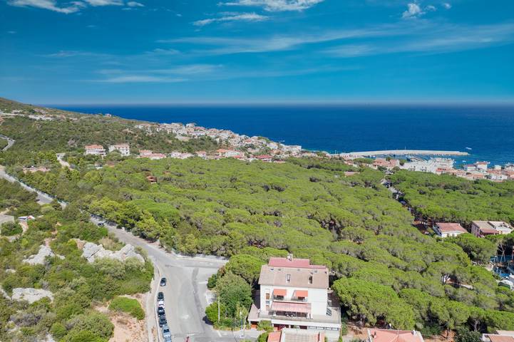 Appartamento intero, Appartamento 'Oriente' con terrazza privata, Wi-Fi e aria condizionata in Cala Gonone, Dorgali
