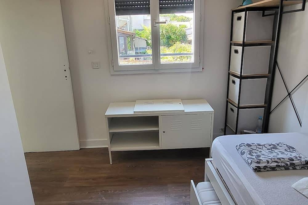 Maison de 120m2, grand jardin avec terrasse de 100m2. in Gentilly, Val-de-Marne