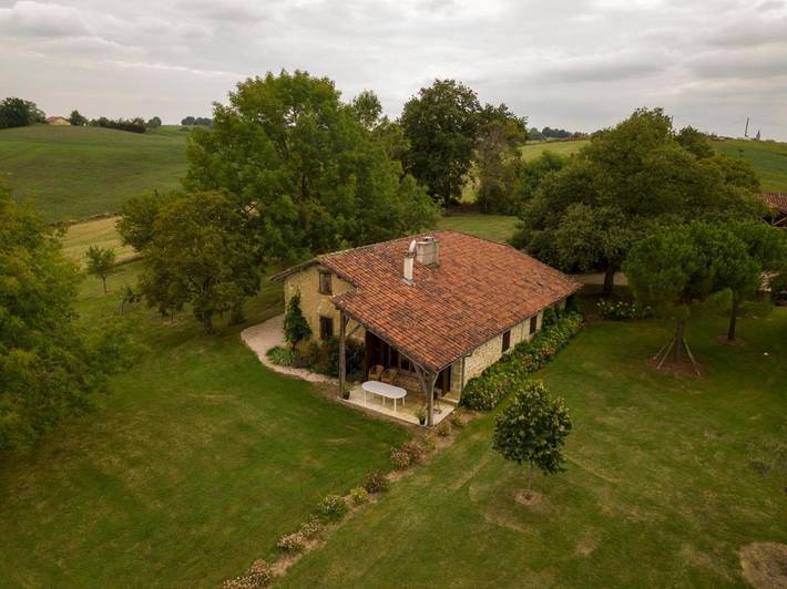 Location de vacances pour 8 personnes, avec Terrasse et Jardin ainsi que Piscine et Vue à Peyrusse-Grande