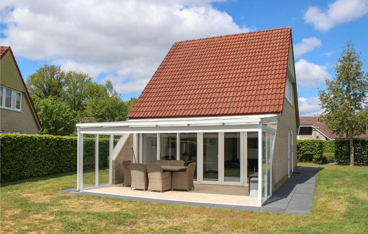 Vakantiehuis voor 6 personen, with terras and tuin as well as uitzicht op het meer in Vlagtwedde