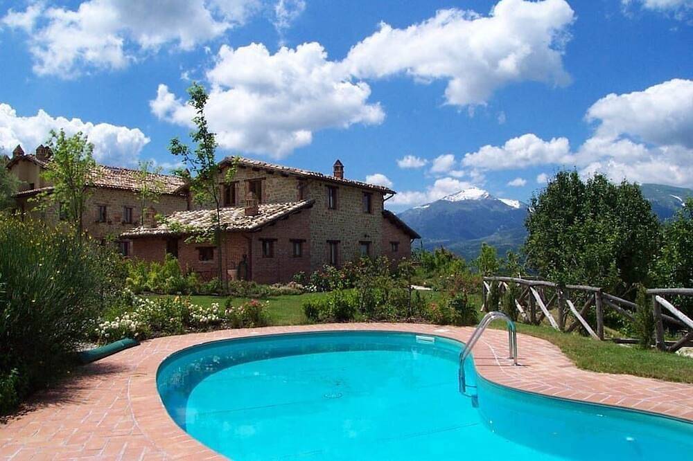 Bauernhaus mit Blick auf die Sibillini Berge und Schwimmbad in Amandola, Nationalpark Monti Sibillini