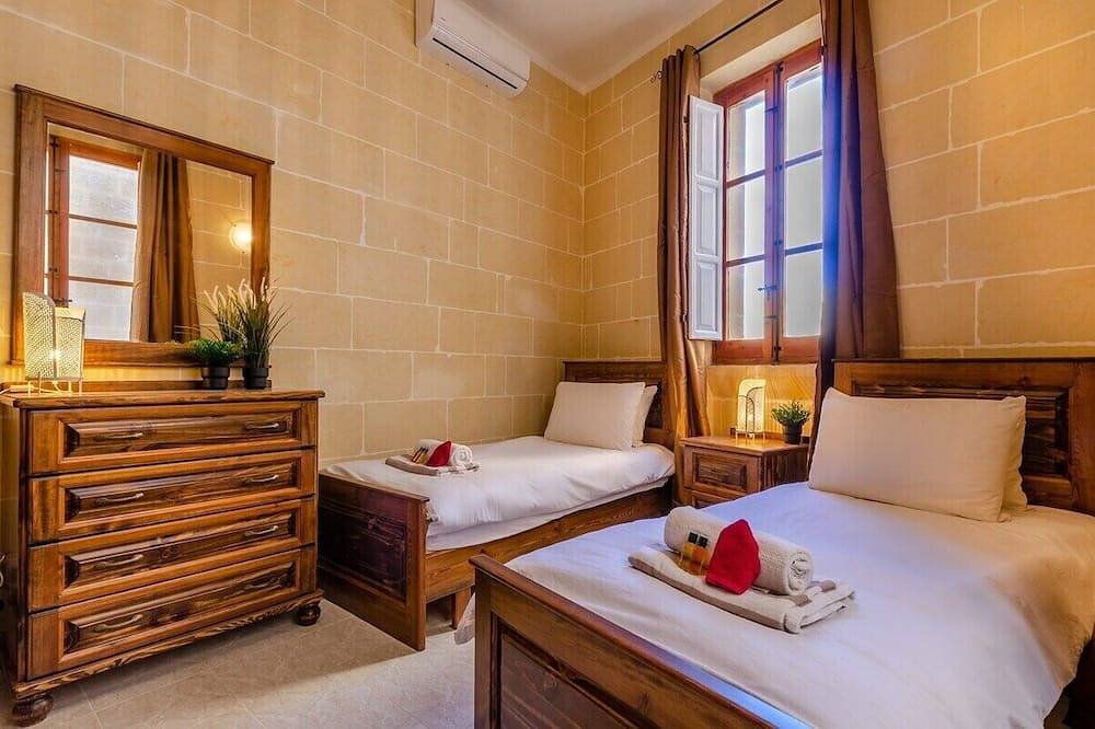 Stay inside the walls of Gozo Cittadella fortress in Victoria (Malta), Gozo (Malta)