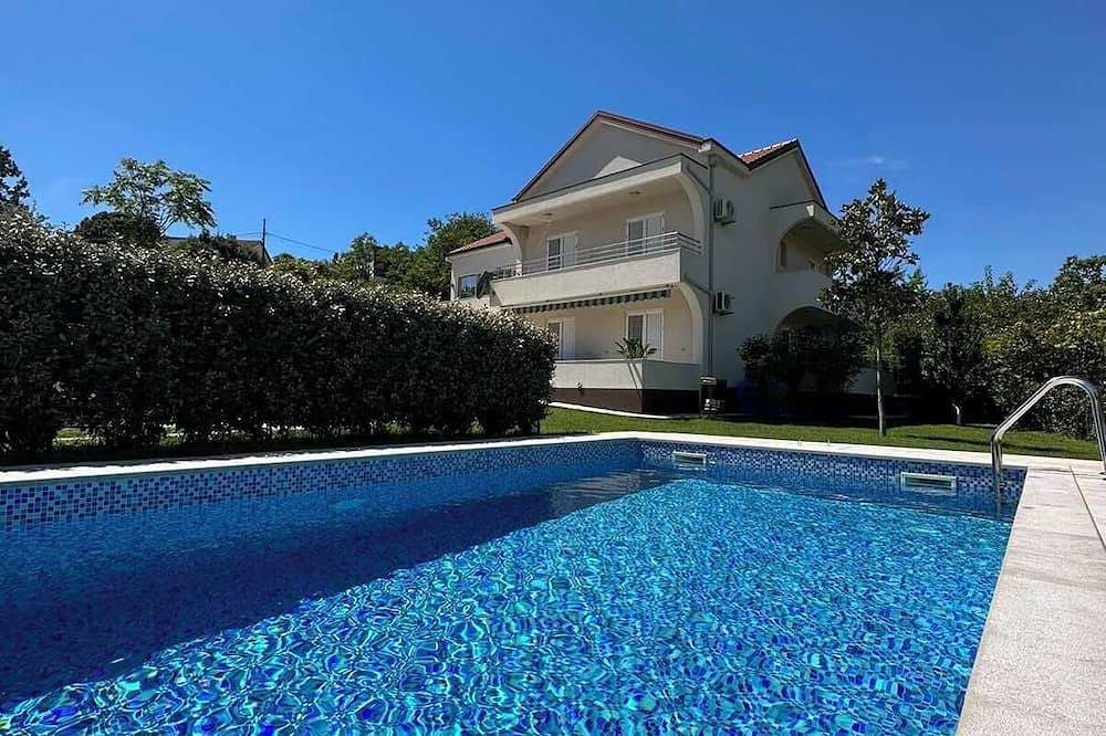 Captivating 4Bd Villa with Outdoor Pool and Garden in Podi-Sasovići, Montenegro
