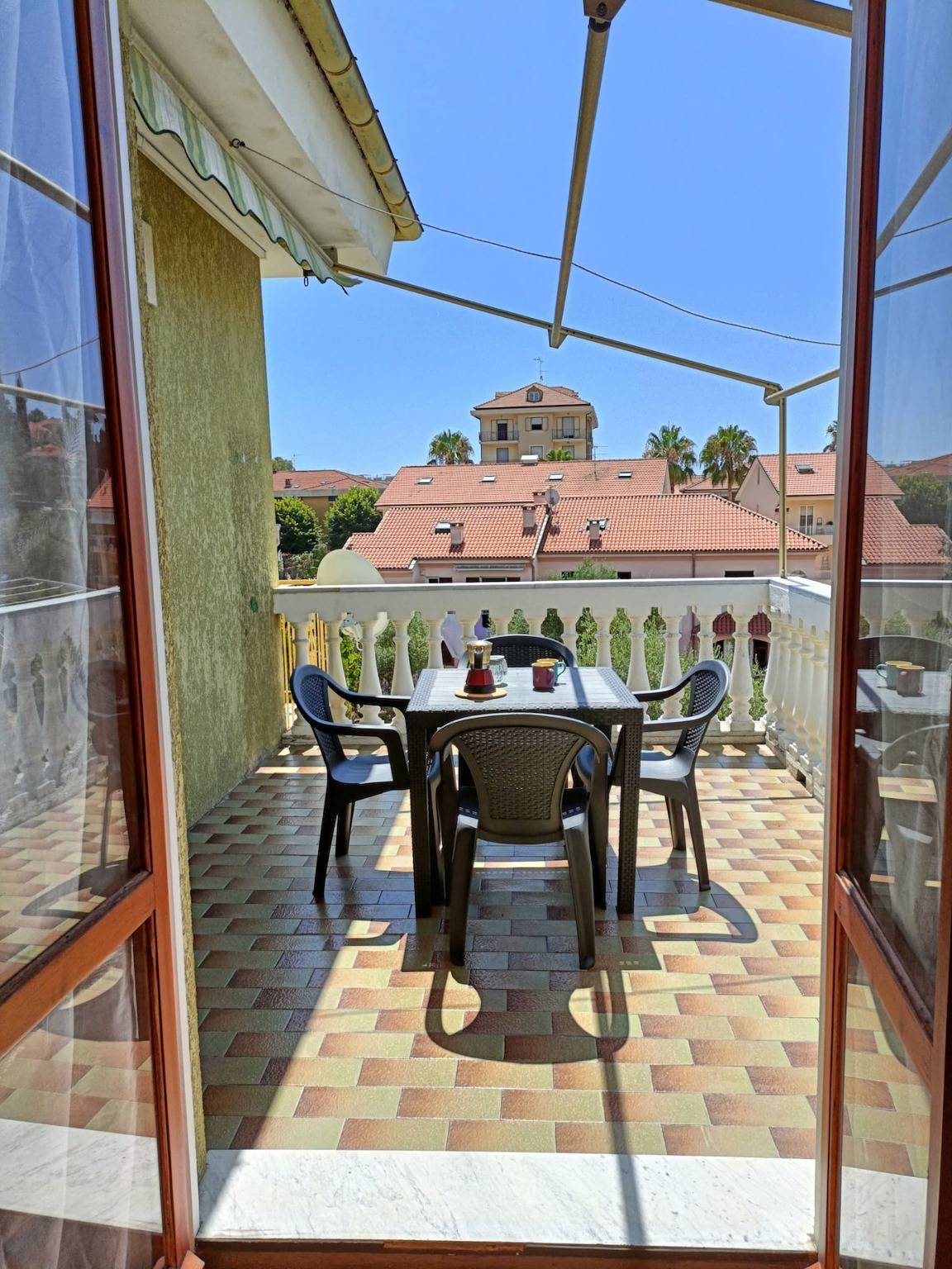 Appartement de vacances entier, Casa Calù - Appartamento rinnovato con un ampio terrazzo in San Lorenzo al Mare, Riviera di Ponente