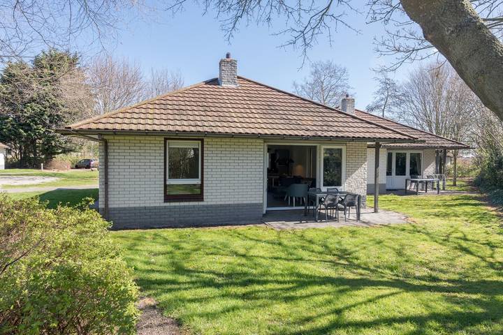 Bungalow für 4 Personen, mit Balkon/Terrasse und Terrasse sowie Garten und Pool auf Texel