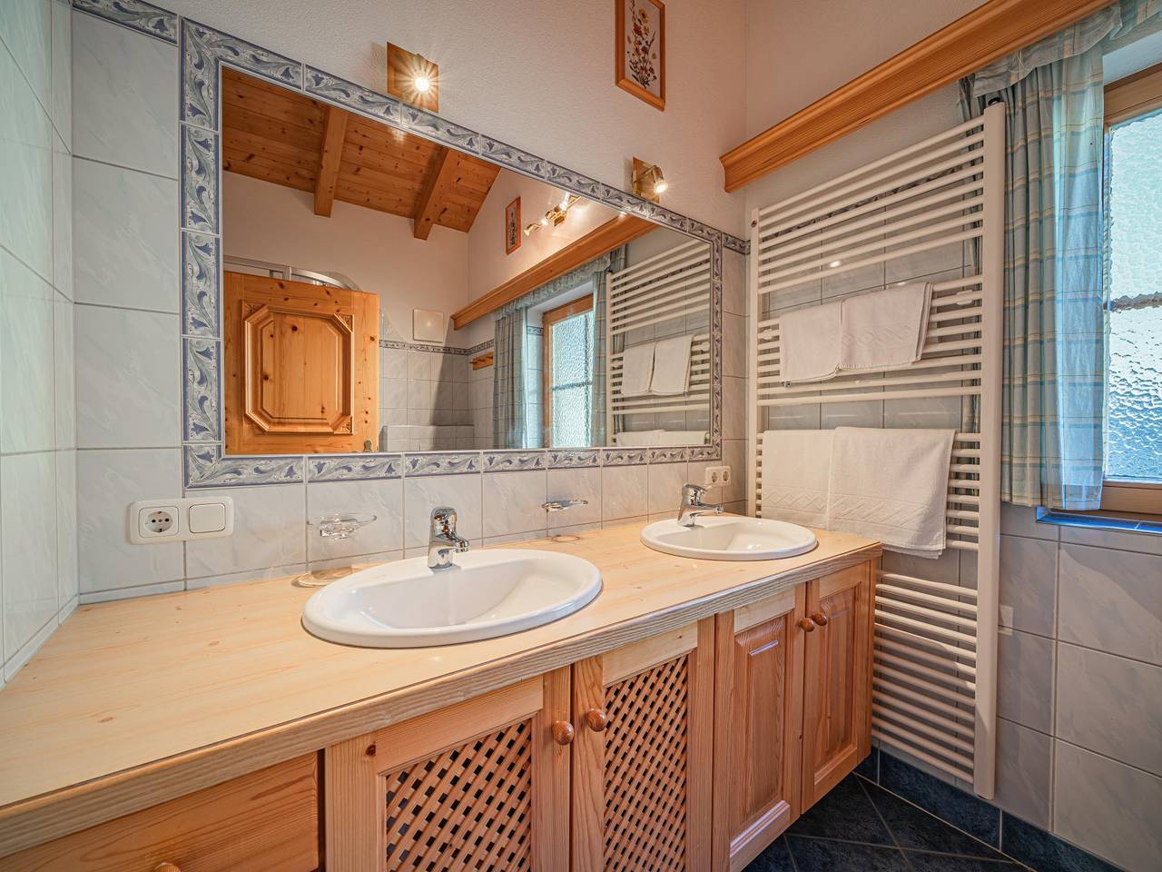 Geheel appartement, Groot appartement met balkon vlakbij een zwembad in Kitzbüheler Alpen