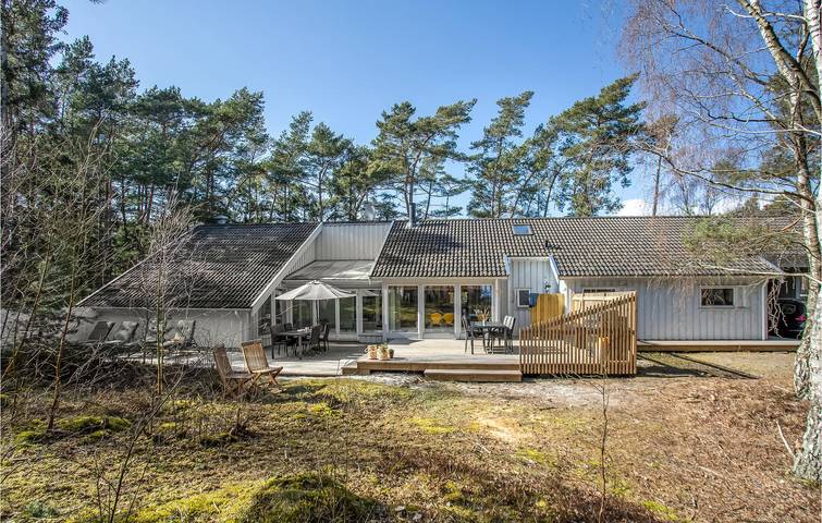 Ferienhaus für 10 Personen, mit Terrasse und Whirlpool sowie Garten und Sauna in Dueodde