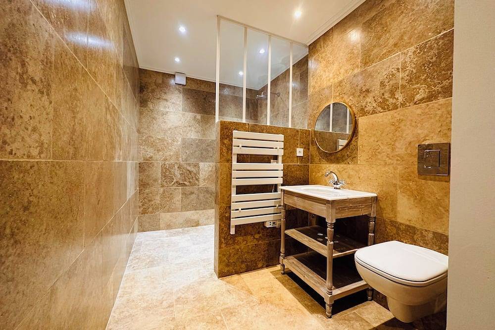 Ganze Wohnung, 2 Bedrooms, 2 Bathrooms with terrace - near Lourmarin - Apartment 7 in Vaugines, Regionaler Naturpark Luberon
