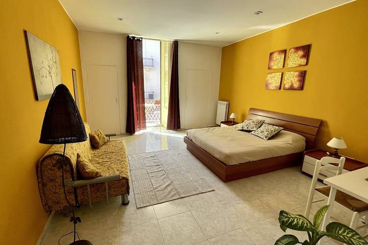 Vacation rental for 8 people, with balcony in Bari