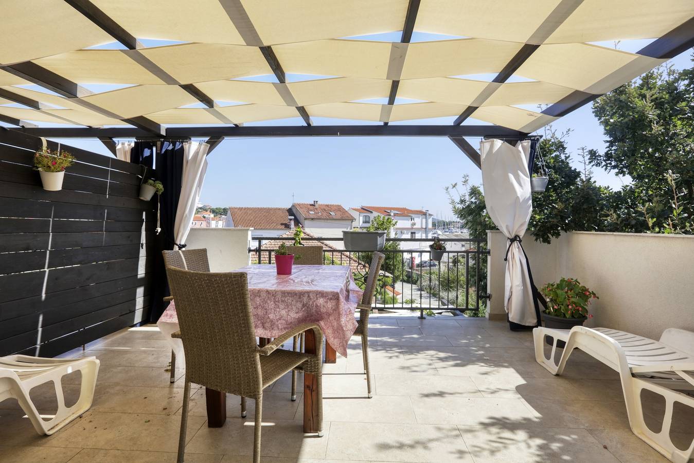Ganze Wohnung, 1-Zimmer-Ferienwohnung mit Terrasse Jezera, Murter A-19056-b in Tisno, Murter