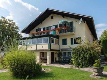 Ferienwohnung für 3 Personen, mit Garten und Ausblick sowie Seeblick in Weyregg am Attersee