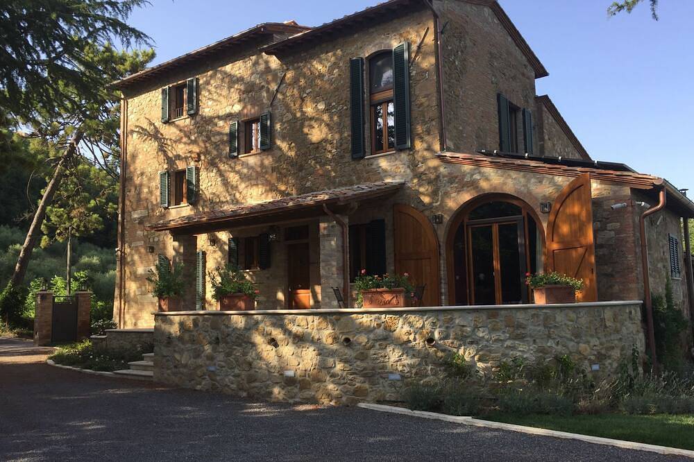 Beautiful 5-Bedroom Villa - Walk to Montepulciano w/Pool, Jacuzzi & Fitness Room in Montepulciano, Siena e dintorni
