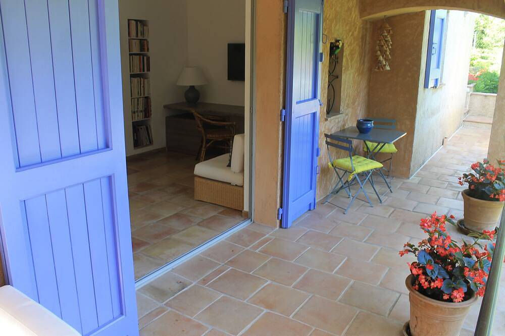 Chambre 30m2 indépendante jumelée à bastide provençale in Tourrettes, Région de Draguignan