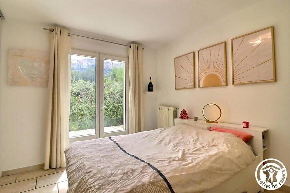 Villa de 250 m2 en 4000 m2 de bosque de pinos Spa 6 lugares, piscina in Cadolive, Marsella region