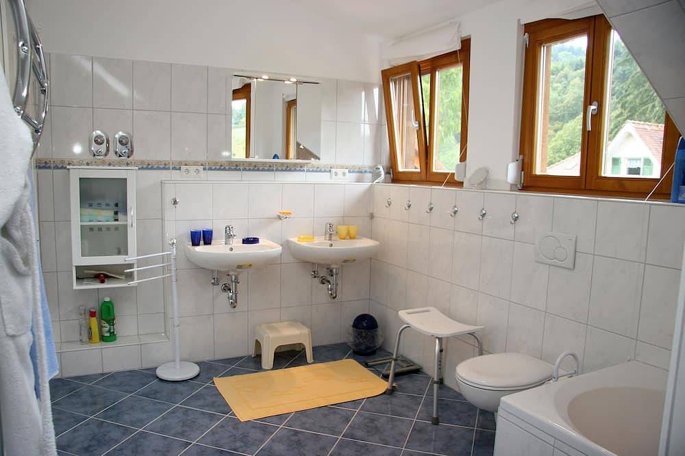 Freistehendes, ruhig gelegenes 4 Sterne Ferienhaus mit 2 grossen Wohnungen in Baden-Baden, Nordschwarzwald