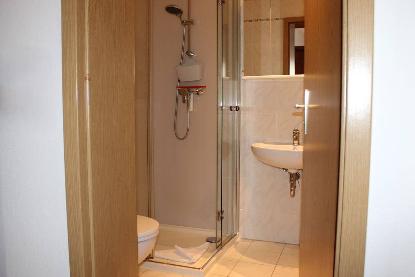 Ganze Wohnung, Auf dem Fischland, einem schmalen Landstrich zwischen Meer und Bodden, finden Sie unser Appartementhaus im Ortsteil Niehagen des Ostseebades Ahrenshoop. in Niehagen, Ahrenshoop