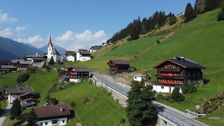 Ferienwohnung für 6 Personen, mit Balkon und Terrasse sowie Garten und Ausblick in St. Veit in Defereggen