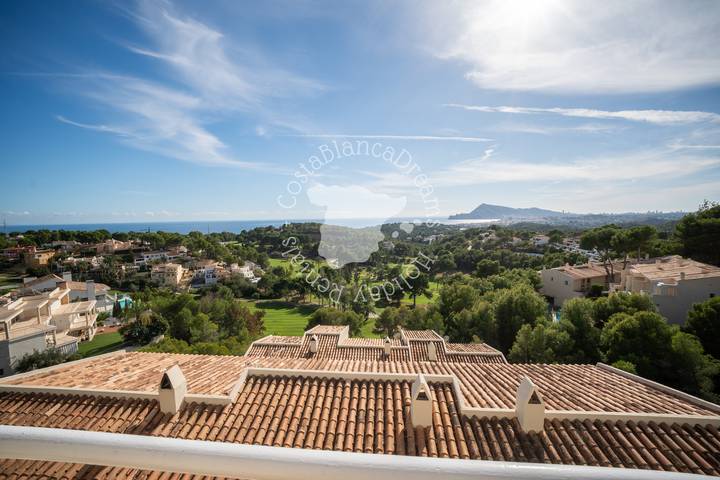 Gîte pour 4 personnes, avec piscine et vue sur l’océan ainsi que vue et terrasse dans Altea La Vieja