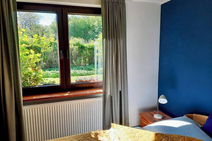 Ganze Wohnung, Charmante Ferienwohnung im Forsthaus mit Garten am Wald, nahe der Ostsee in Nienhagen, Rostock und Umgebung