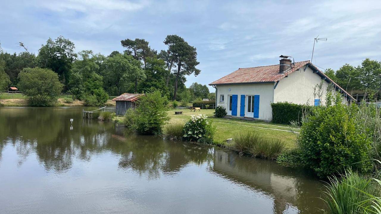 La maison bordant le lac in Geloux, Landes