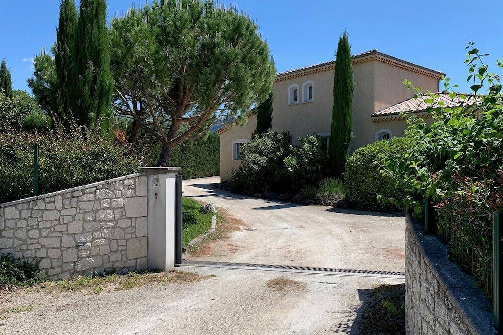 Maison spacieuse avec piscine et jardin idéale pour des vacances en famille in Vesseaux, Parc naturel régional des Monts d'Ardèche