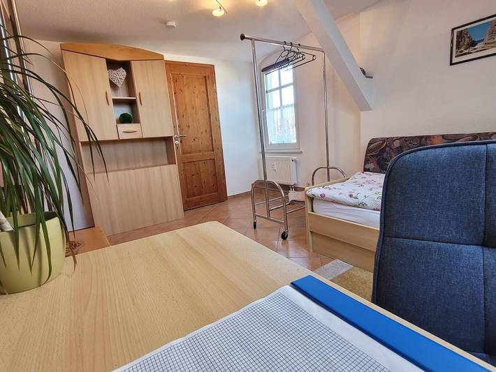 Single room, running hot/cold water, toilet, quiet in Chemnitz, Chemnitz (region)