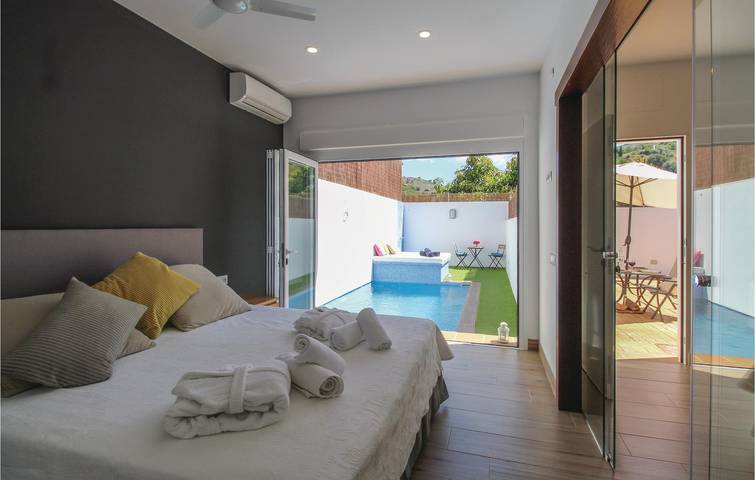 Appartement au bord de la piscine avec climatisation et parking in Sayalonga, Cordillera Penibética