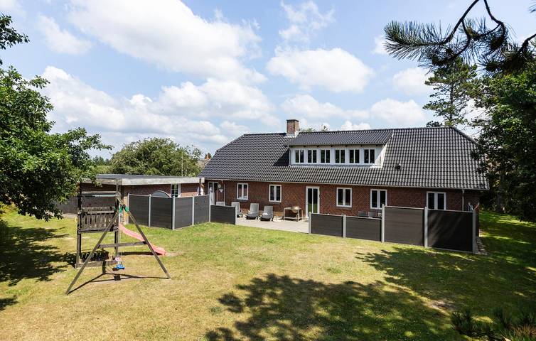 Feriehus for 16 personer, med have og terrasse - 1