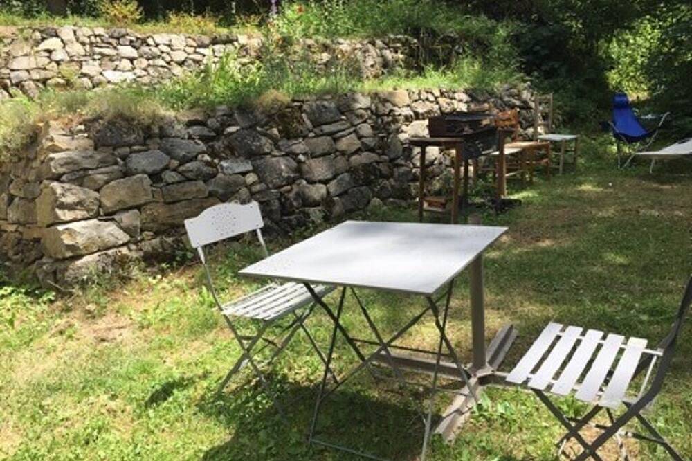 Appartement entier, Appartement rez de jardin vue sur la montagne in Colmars, Région Castellane