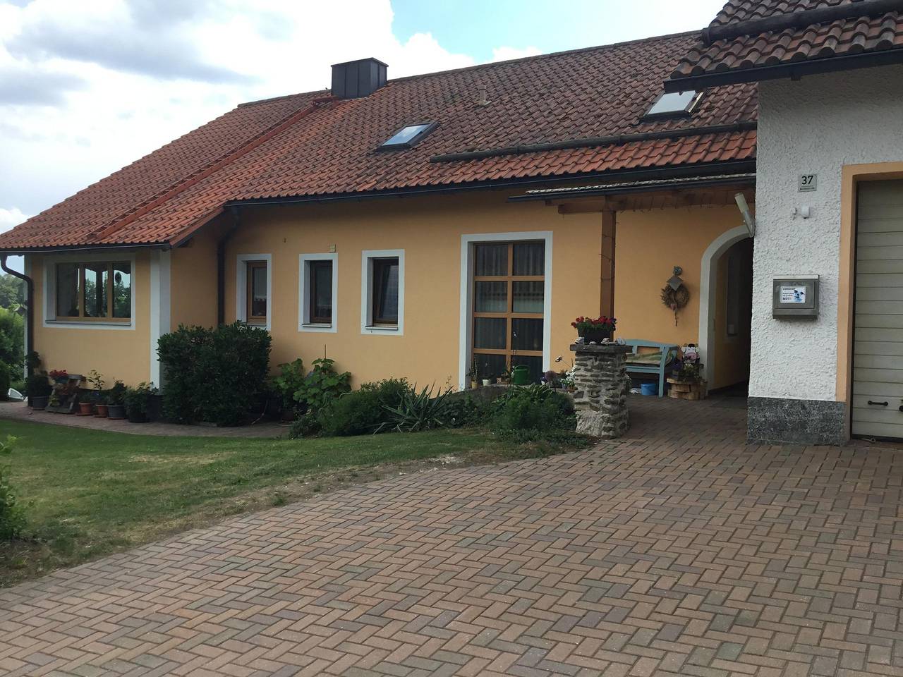 Haus Ruhland - Gemütliche Ferienwohnung mit Terrasse und Pool in Tiefenbach, Ostbayern