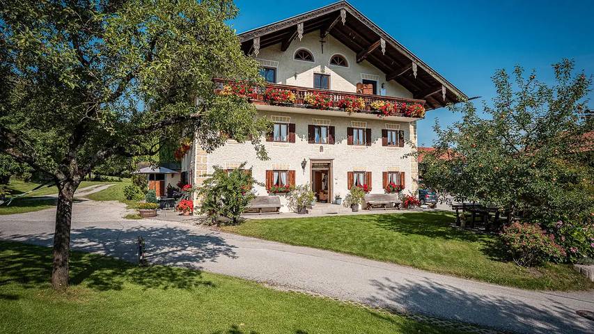 Bauernhof für 6 Personen, mit Terrasse und Whirlpool sowie Garten in Samerberg