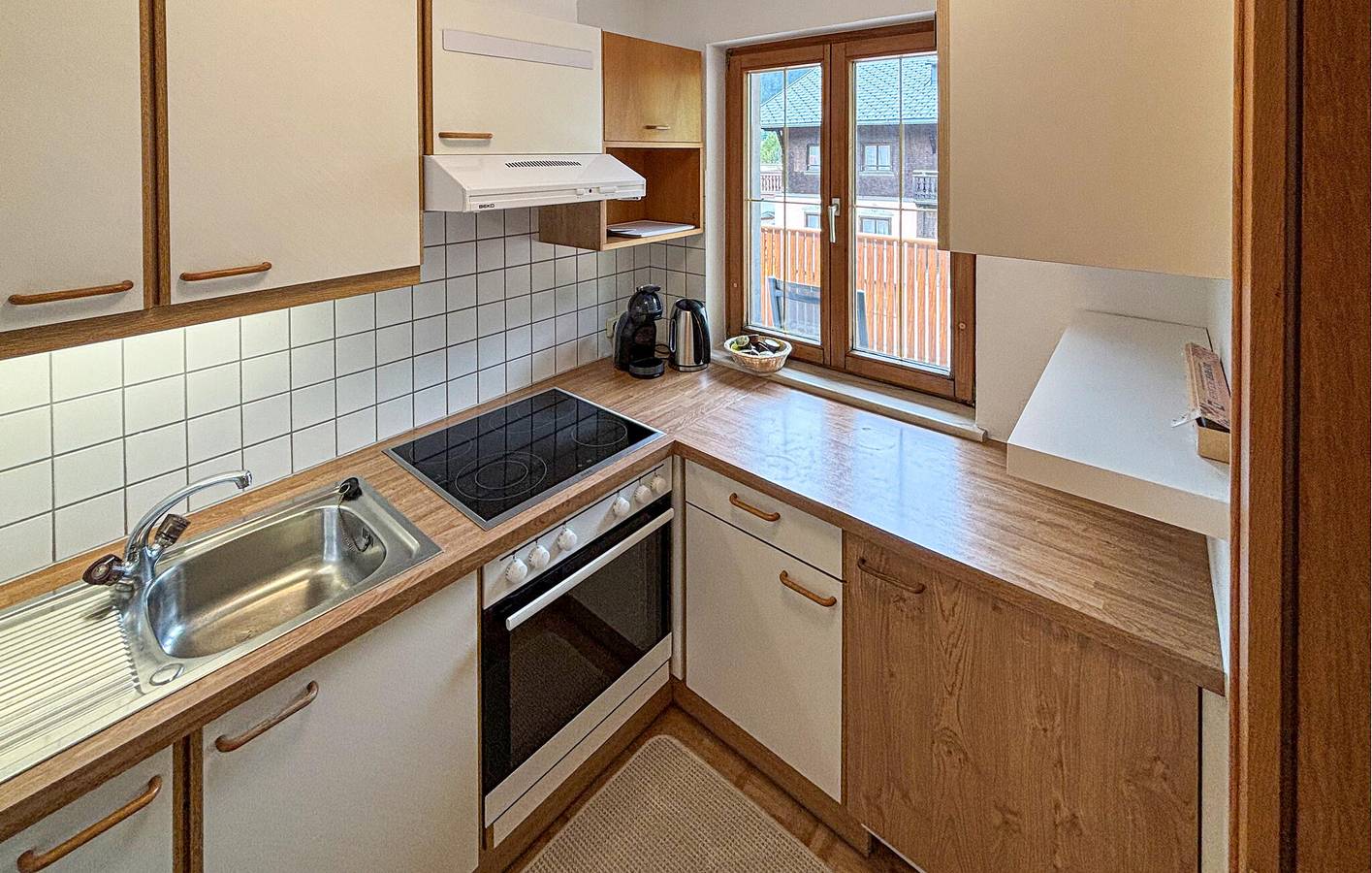 Geheel vakantieappartement, Alpine Terrace Retreat: WiFi, Parkeren, Keuken, Dichtbij Restaurants in Klösterle, Arlbergpas
