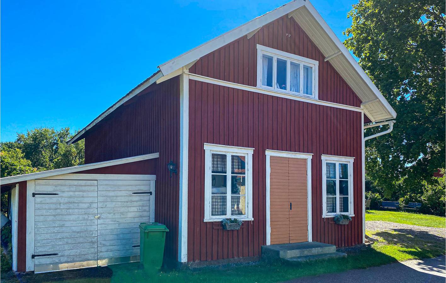 Hel semesterlägenhet, Lägenhet för 4 Personer med trädgård in Vänern