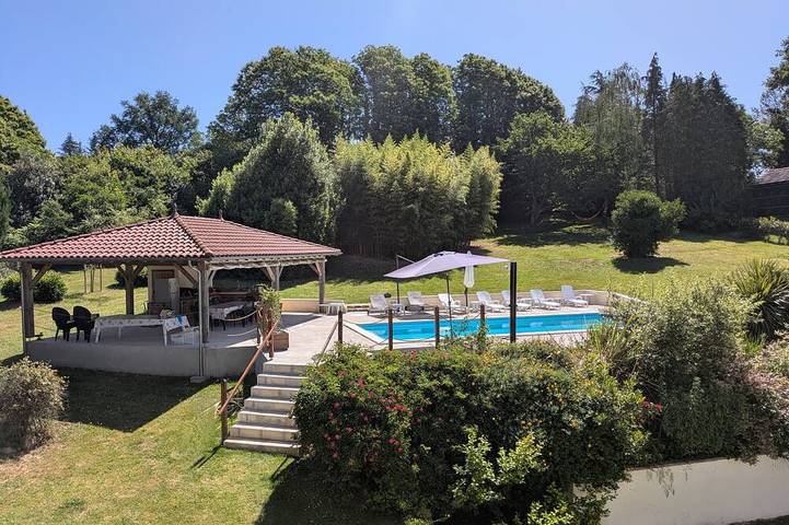 Location de vacances pour 14 personnes, avec jardin, animaux acceptés à Bussière-Galant