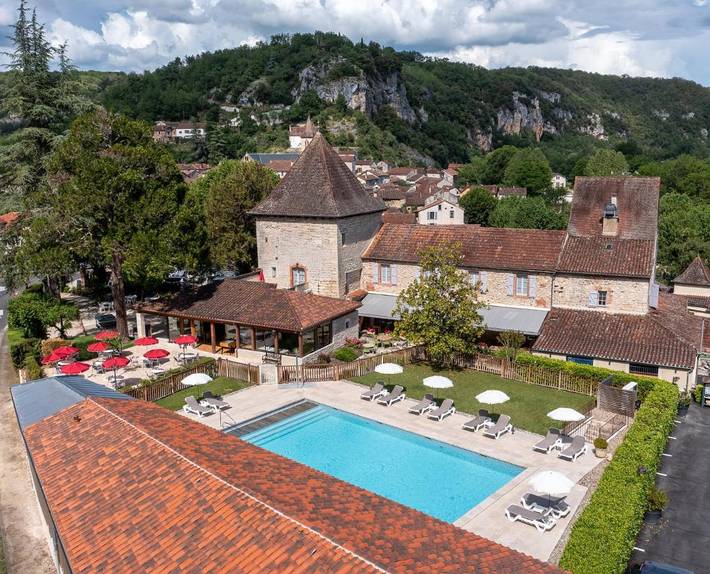 Hôtel pour 2 personnes, avec jacuzzi et terrasse ainsi que piscine et sauna, animaux acceptés