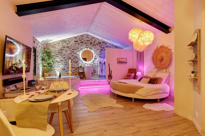Holiday Home 'Loveroom L’idîle Spa Et Lit Rond' with Private Terrace, Private Garden and Wi-Fi in L'Épine, Noirmoutier