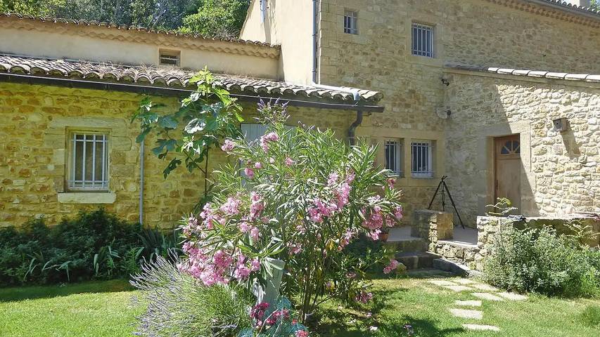 Gîte pour 2 personnes, avec jardin et piscine, animaux acceptés à Caderousse - 2