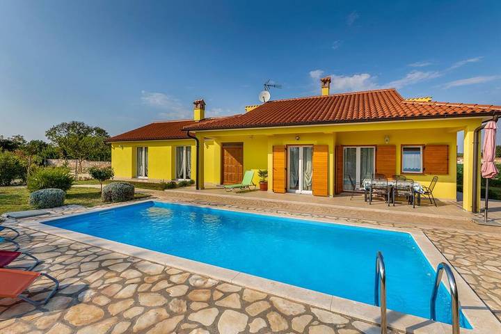 Ferienhaus für 6 Personen, mit Garten und Pool in Bale