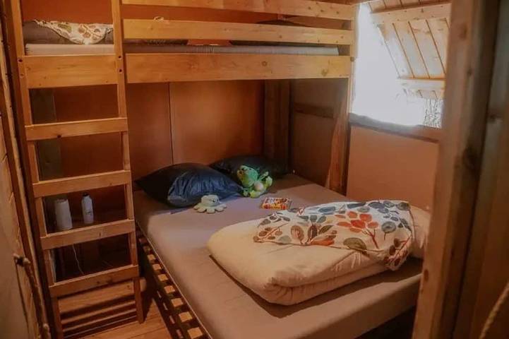 ZEcamping 3 étoiles piscine chauffée cabane TV Lv 43m2 in Florac, Florac-Trois-Rivières
