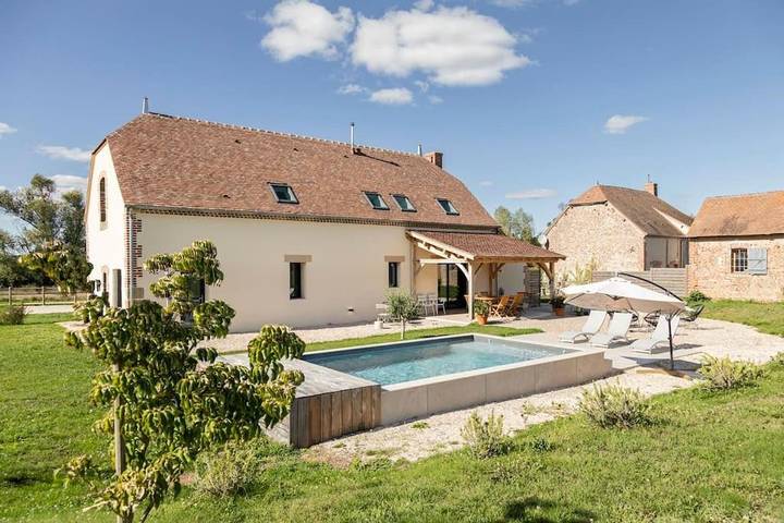 Location de vacances pour 8 personnes, avec terrasse et piscine ainsi que vue et jardin dans Couzon - 3
