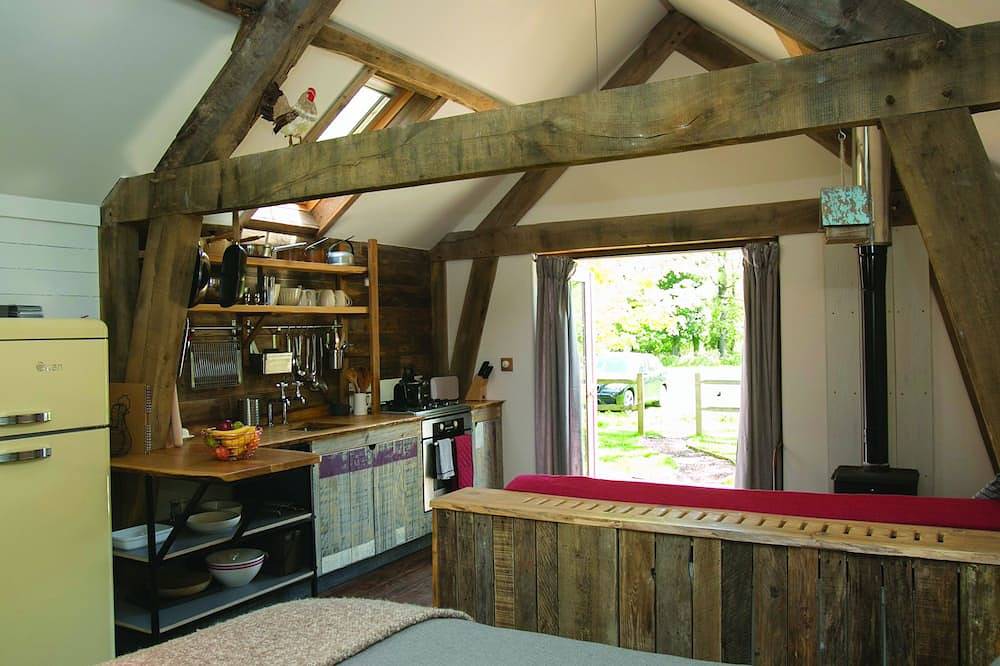 Idyllic Log Cabin with Log-fired Hot Tub nestled in a Forest Clearing in Dorset