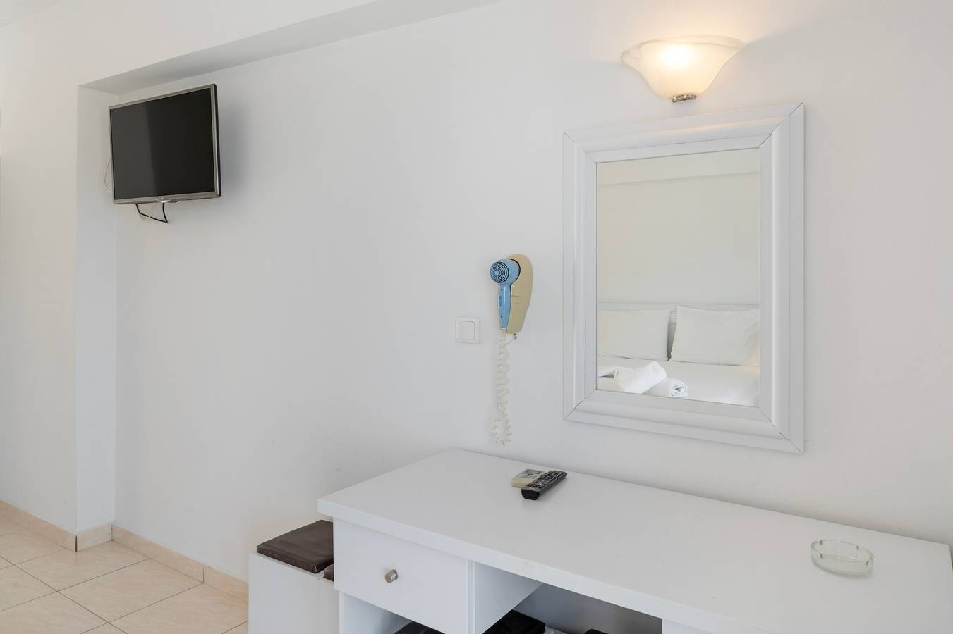 Gehele studio, Studio Appartement 'Evripides Triple Room 1' met Gedeeld Zwembad, Gedeelde Tuin en Airconditioning in Kos