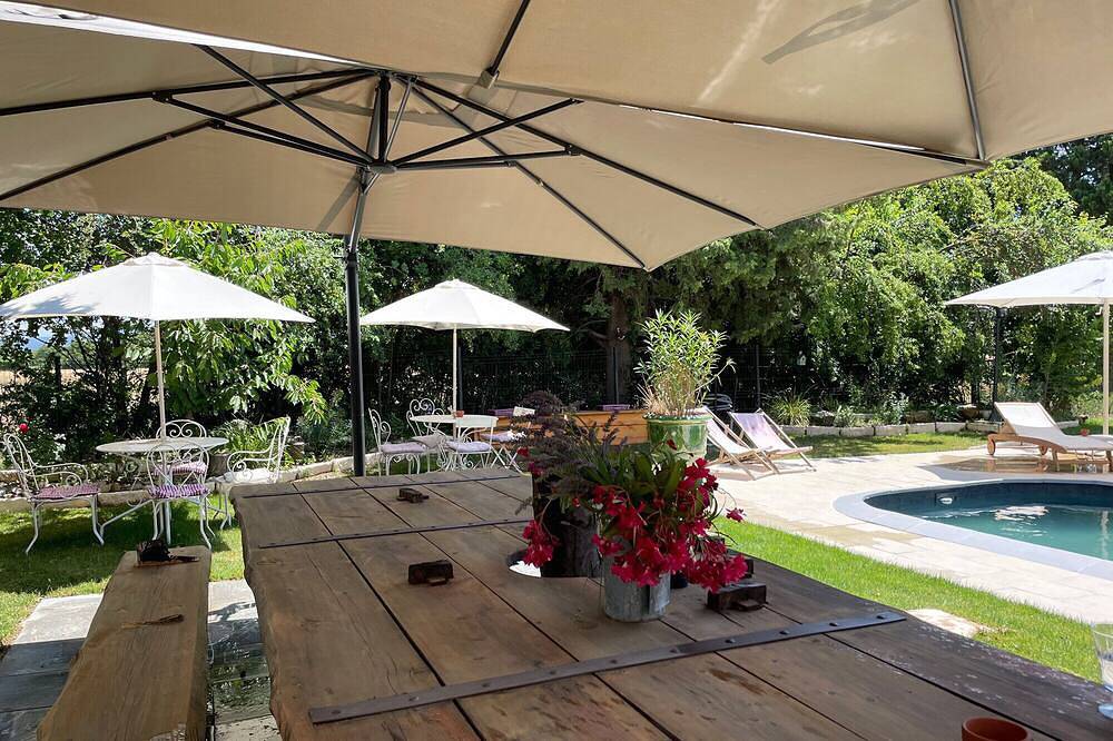 Entire apartment, Mas de la Sacristière Avignon in Jonquerettes, Vaucluse