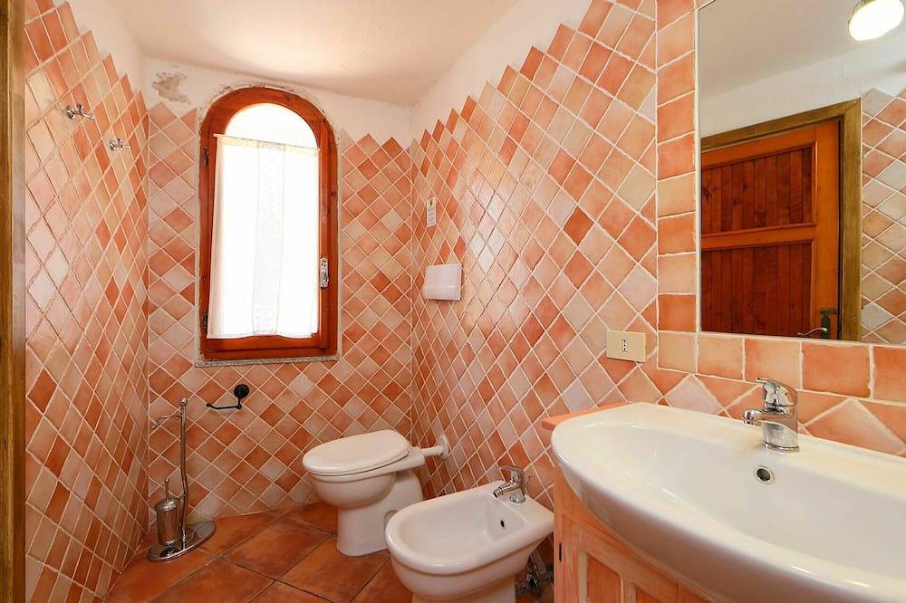 Apartamento entero, Precioso apartamento para 5 personas con Tv, terraza, mascotas permitida y aparcamiento in La Marinedda, Trinità d'Agultu e Vignola