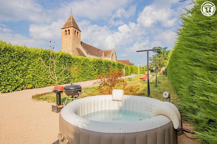 Gîte pour 12 personnes, avec terrasse et jardin ainsi que jacuzzi et sauna, animaux acceptés dans Saône-et-Loire - 2