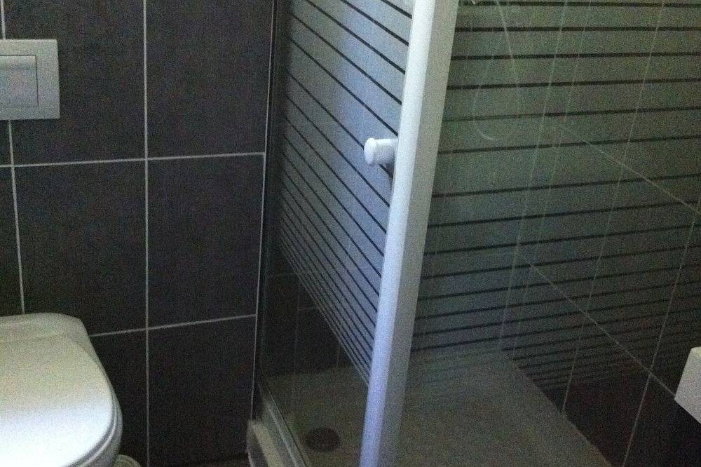 Ganze Wohnung, Schöne T3 \"Design\", 4 *, ruhig im Garten, Stadtzentrum -2 Schlafzimmer, 2/5 Personen in Lourdes, Hautes-Pyrénées