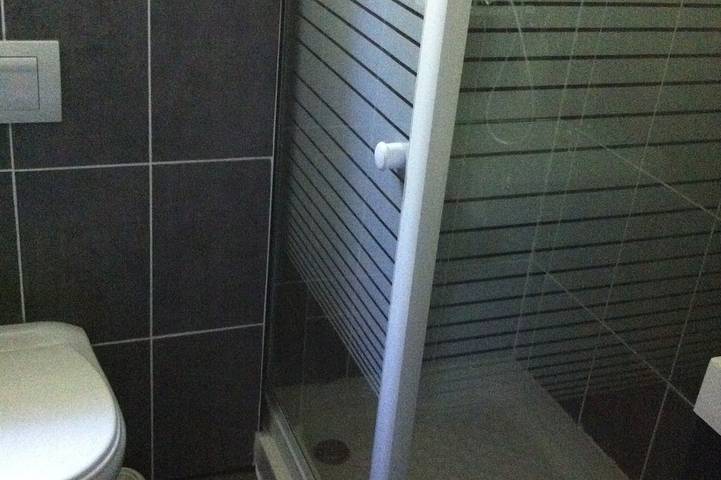 Apartamento entero, Hermoso T3 \"diseño\", 4 *, tranquilo en el jardín, centro de la ciudad -2 dormitorios, 2/5 personas in Lourdes (Altos Pirineos), Altos Pirineos