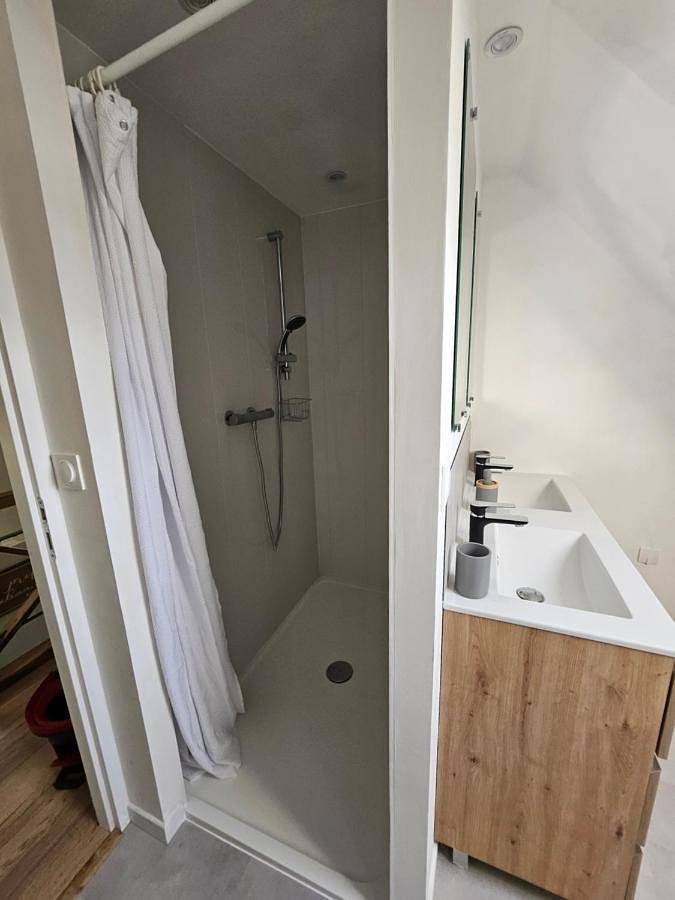 Double Room with Shared Bathroom in Ruaudin, Sarthe
