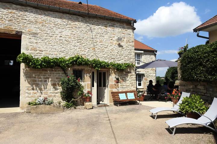 Gîte pour 8 personnes, avec terrasse à Saint-Ciergues